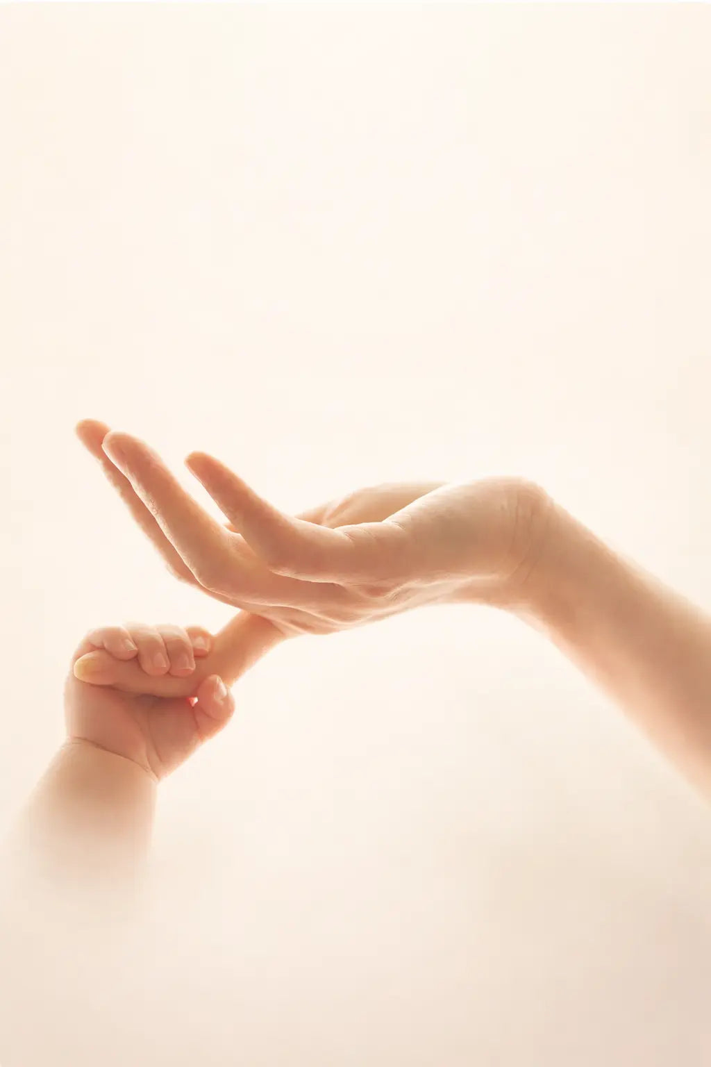 Zwei Hände vor hellem Hintergrund: Die große Hand einer Erwachsenen hält zärtlich den kleinen Finger eines Babys. Darüber steht in roter Schrift: ‚THANK YOU MOTHER‘ und darunter ‚Happy Mother’s Day‘
